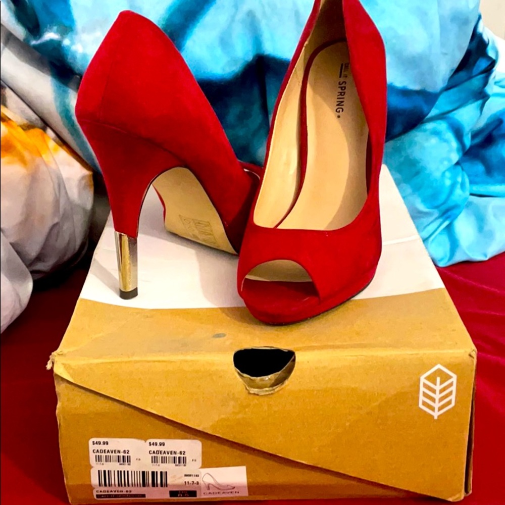 Comfortable Red heels worn once !!